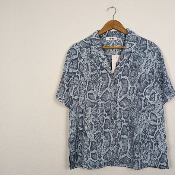 NWT Ena Pelly Blue Snakeskin Short Sleeve Button Front Top Size 6 - Picture 3 of 11